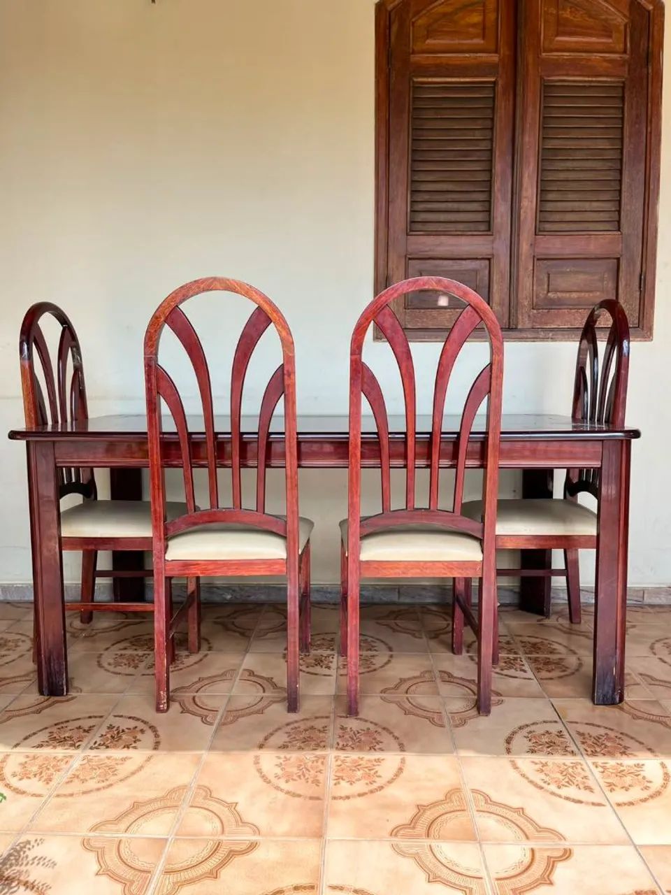 Mesa de madeira maciça com tampo de vidro - Foto 2
