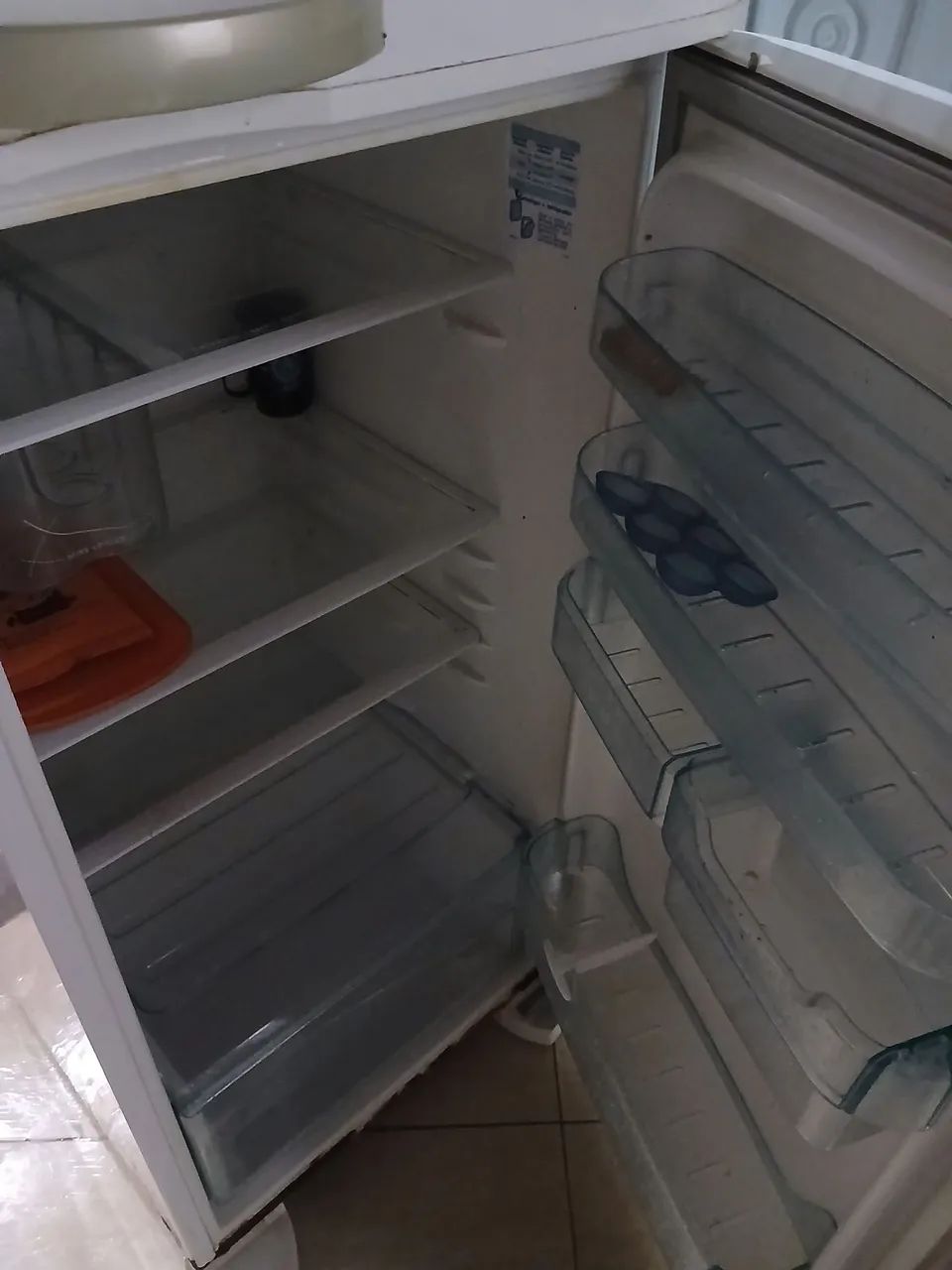 Vendo uma geladeira  valor 150