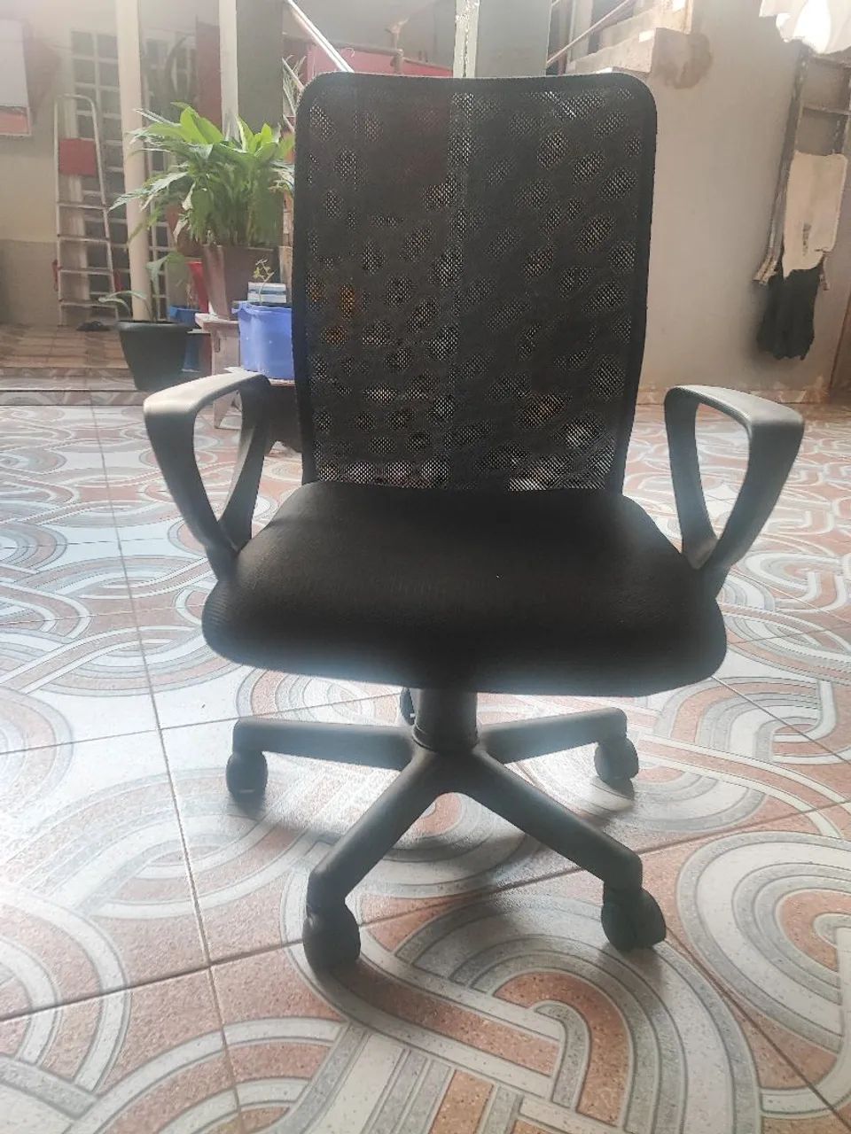 Cadeira de Escritório Giratória - Conservada ,Confortável | Regulável | Pronta para Uso - Foto 6