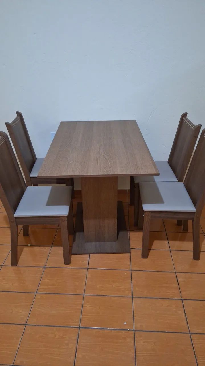 Vende-se mesa de jantar com quatro cadeiras