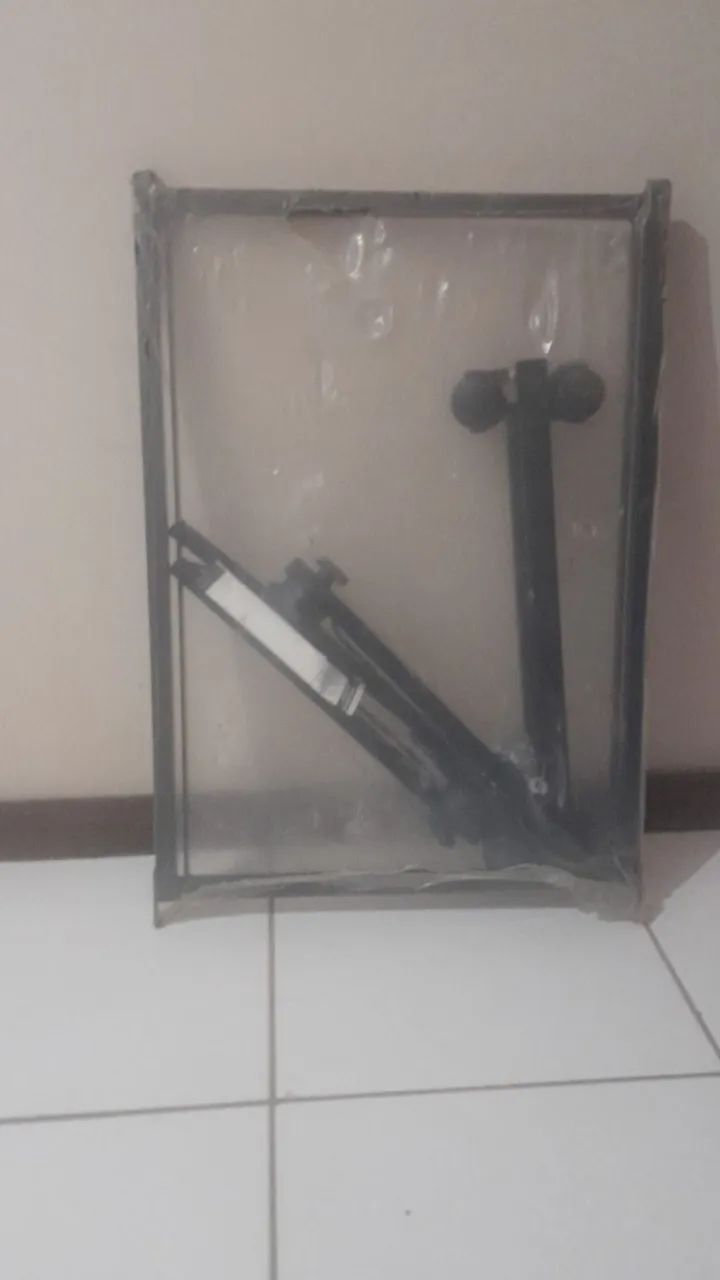 Rack para potencia e mesa para som montado