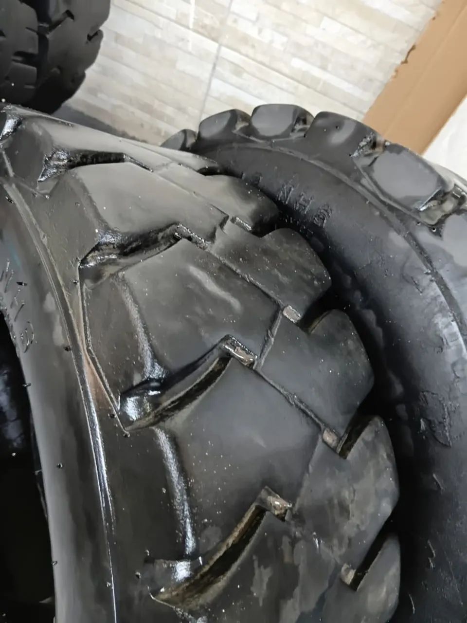 Vendo pneus seminovos de empilhadeiras tenho pneus maciços e com câmeras  - Foto 4