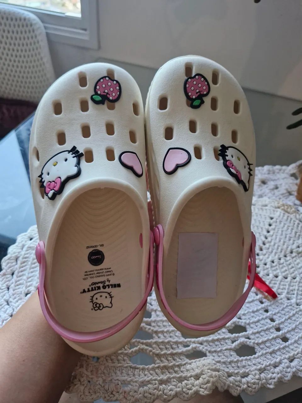 Sandália Crocs Hello Kitty - Foto 4