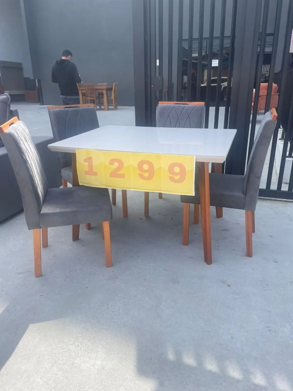 MESA DE JANTAR COM 4 CADEIRAS (NOVA)