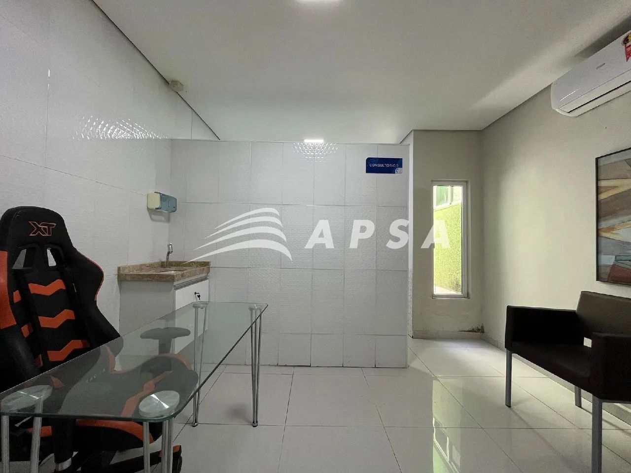 COM 17M², ESTA SALA COMERCIAL MOBILIADA OFERECE UM AMBIENTE ACOLHEDOR E FUNCIONAL PARA ATE - Foto 2