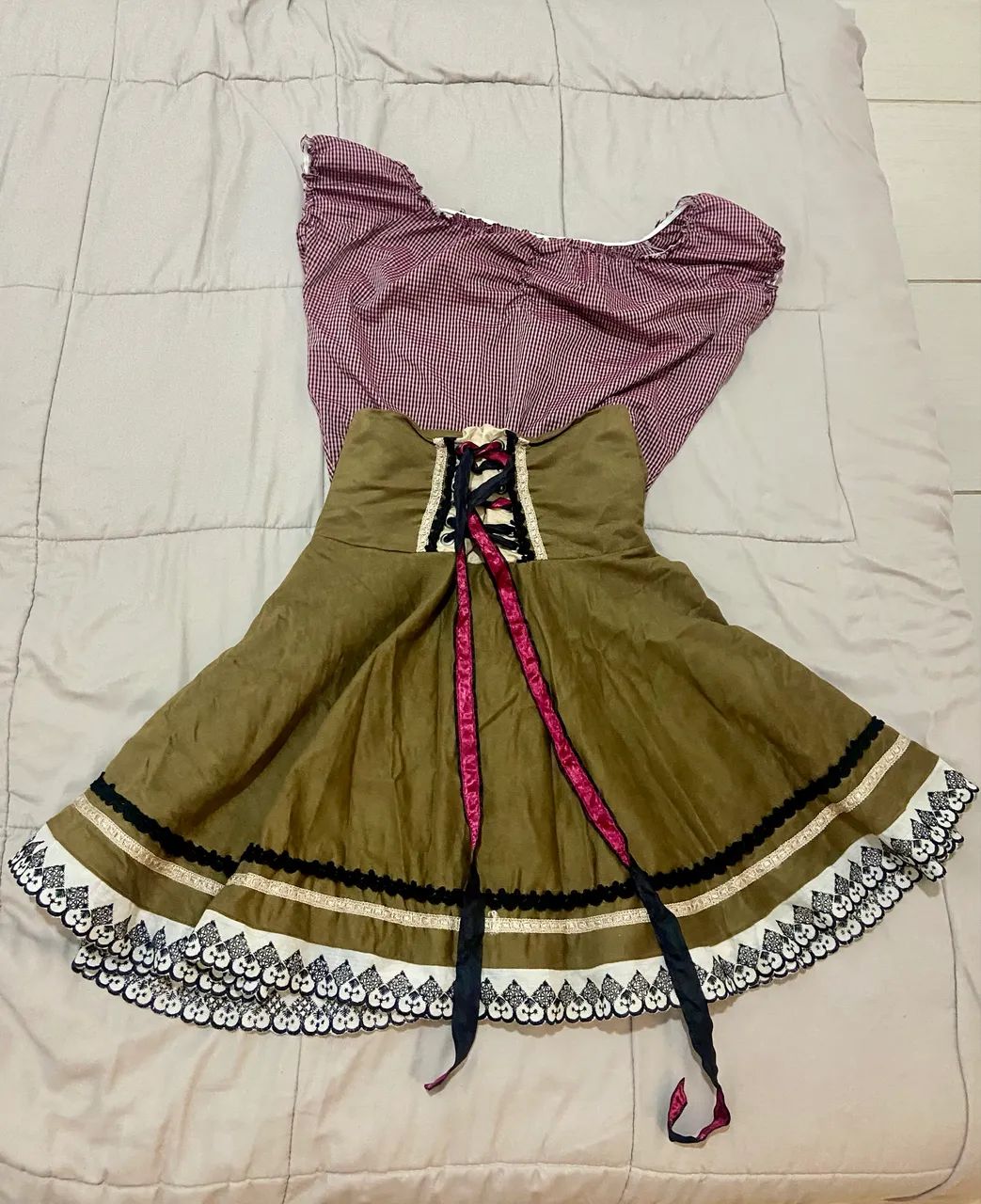 Trajes típicos Oktoberfest feminino com 2 modelos  - Foto 2