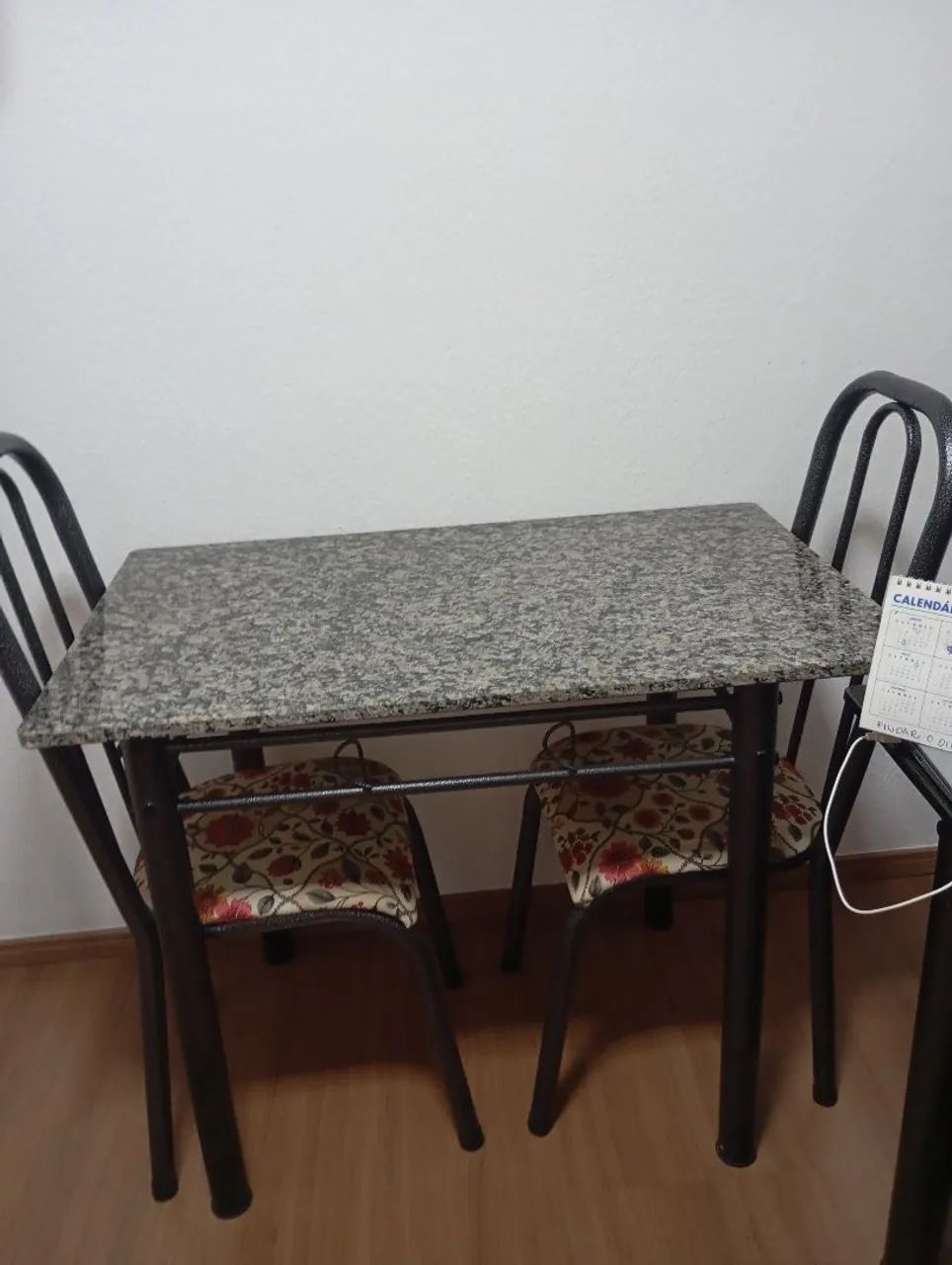 Mesa com duas cadeiras