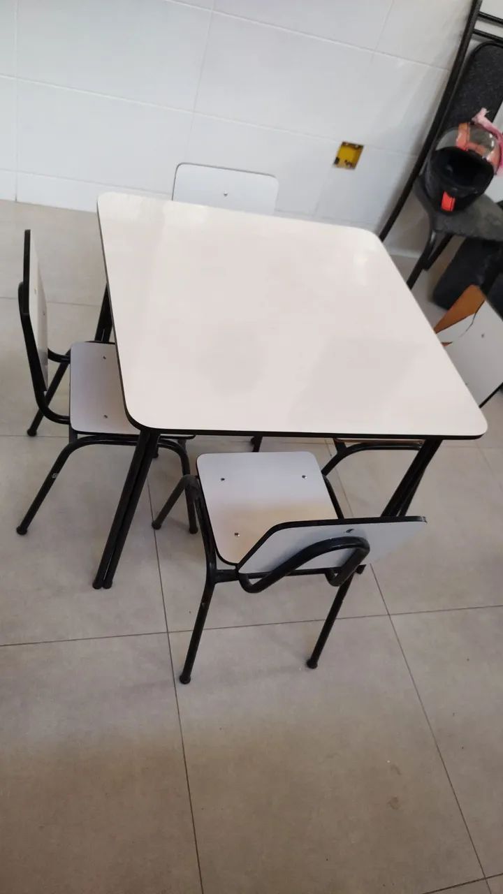 Mesa infantil conjunto com 4 cadeiras creche, escolar em geral.