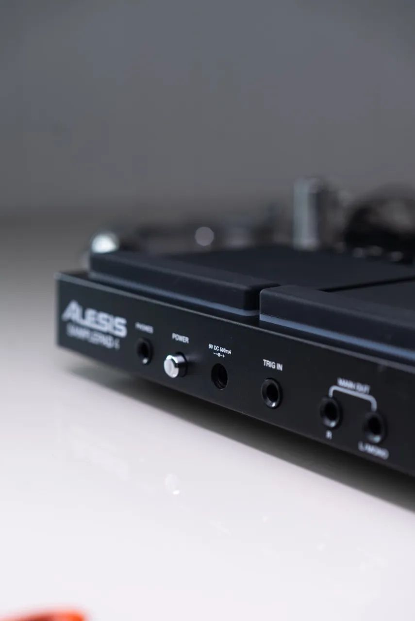 Bateria Eletrônica Alesis SamplePad 4 Compacta - Cor Preto + Clamp Torelli - Foto 3