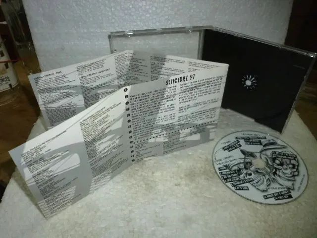 CD SUICIDAL TENDENCIES - FRIENDS & FAMILY 1997 Imp - SUPER RARO - Foto 4