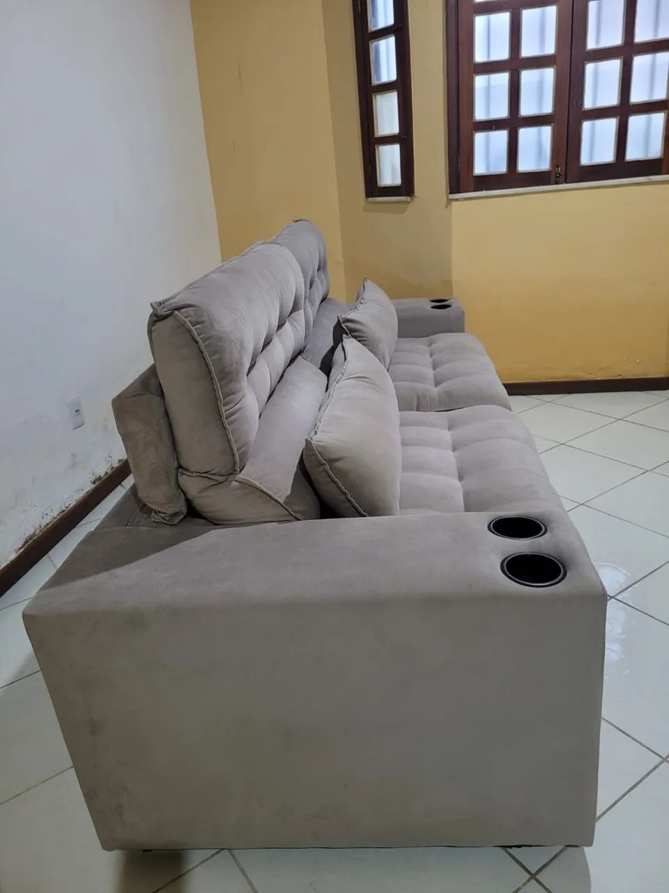 Sofá 3 lugares retrátil com porta copos