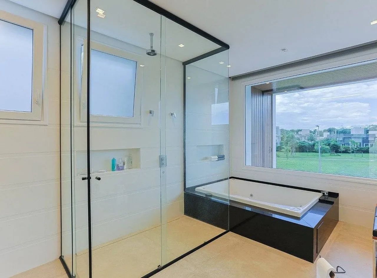Casa 5 Suites, Sacada com Deck e Jacuzzi, Jurerê, Florianópolis, SC - Foto 5