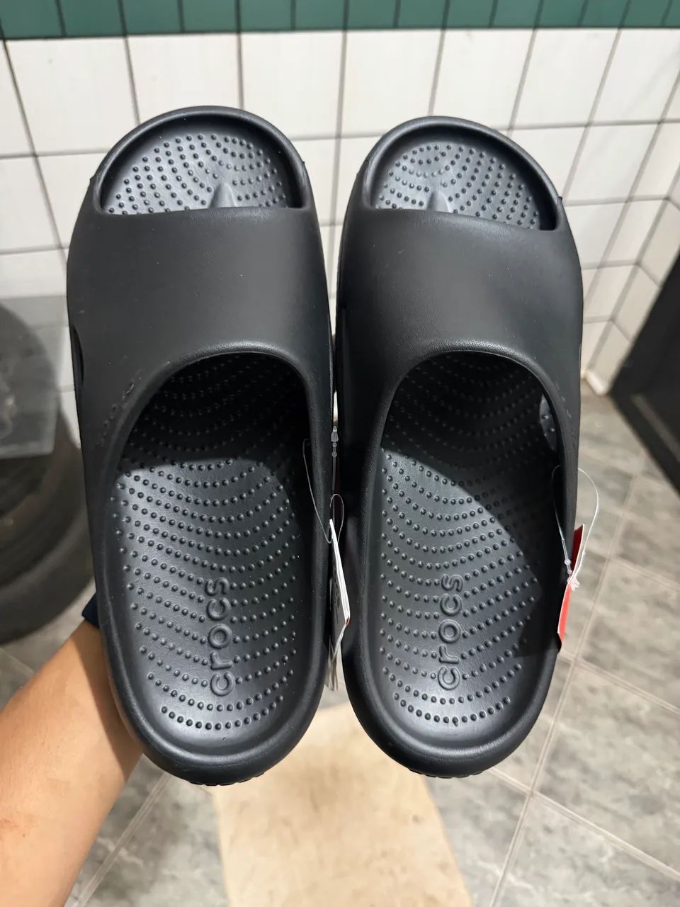 Chinelo Crocs - Foto 2