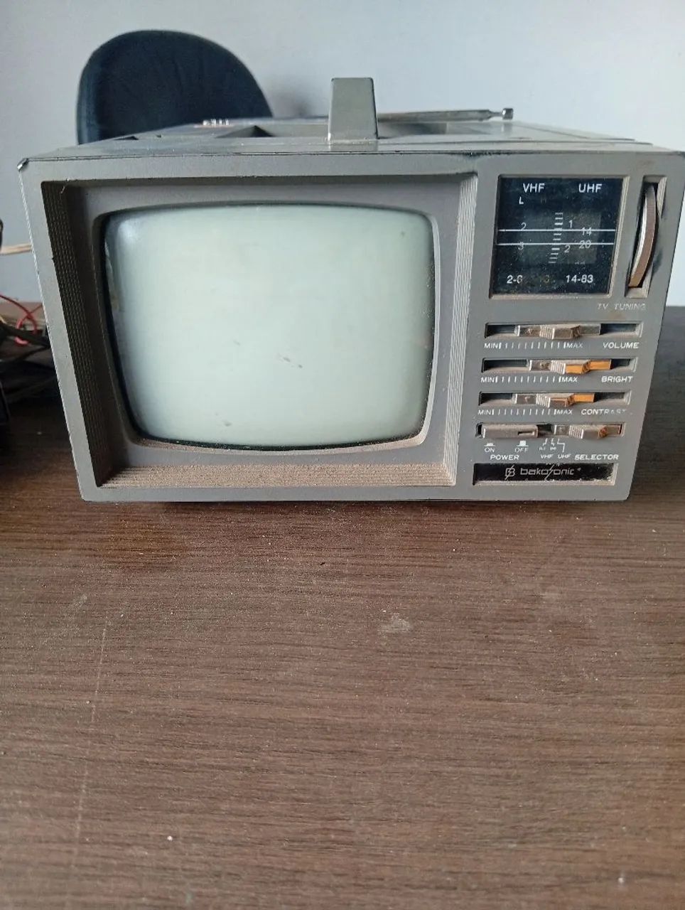 Tv antiga 5 polegadas portátil funcionando 