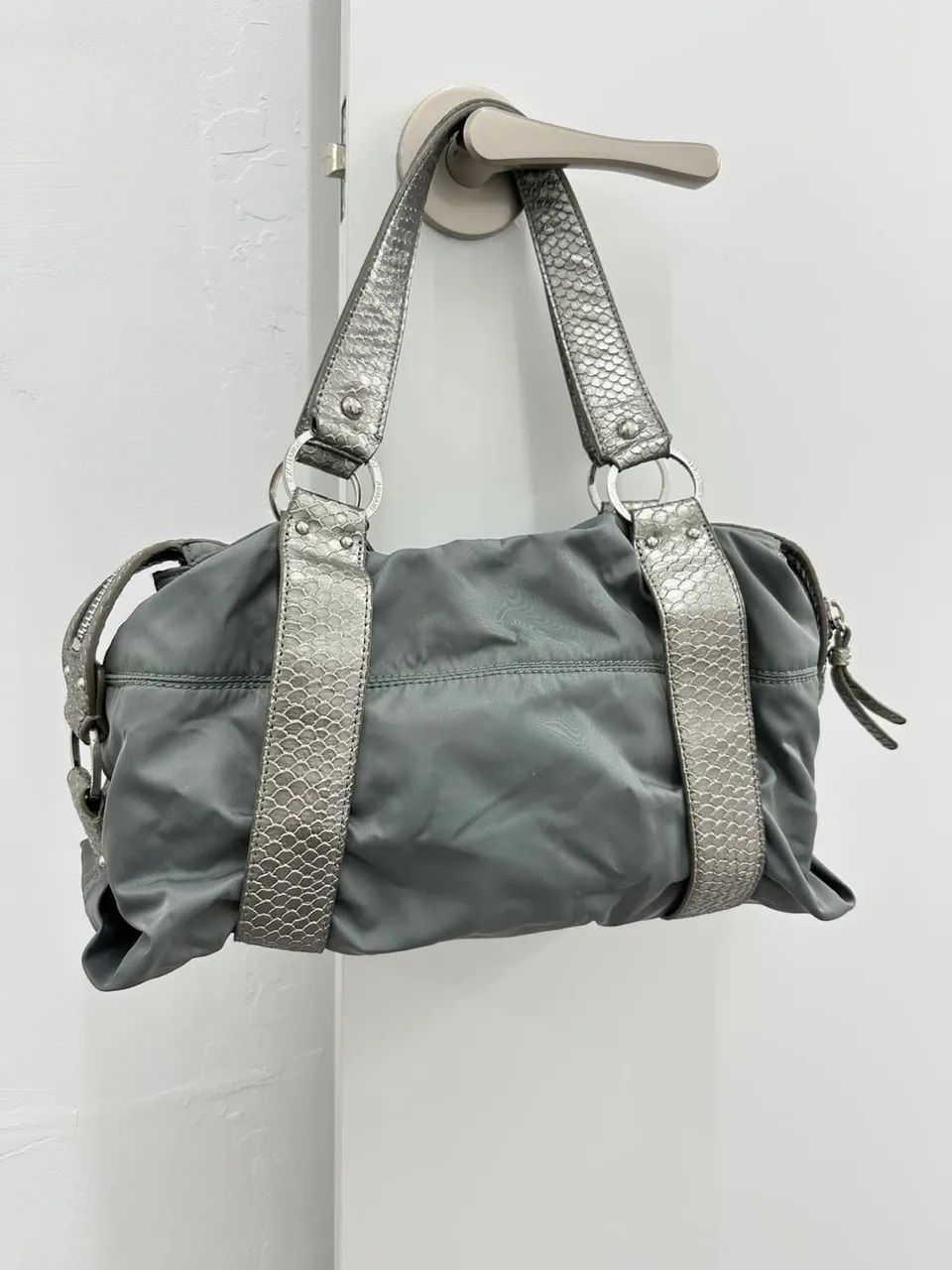 Bolsa Armani Exchange A/X Píton Prateada - Foto 5