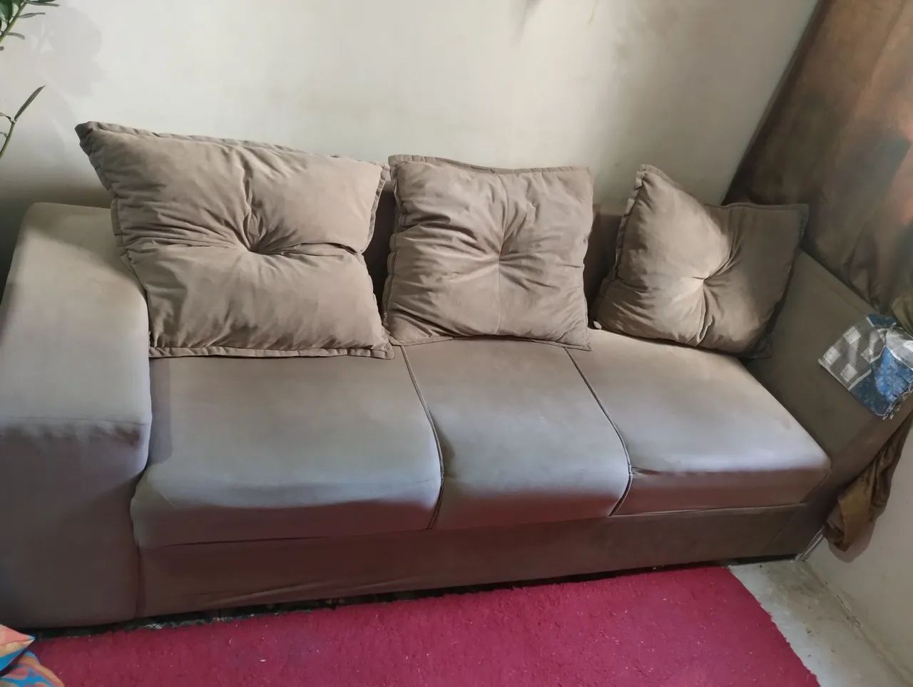 Vendo um sofá de três lugares vem com almofada grande r - Foto 5