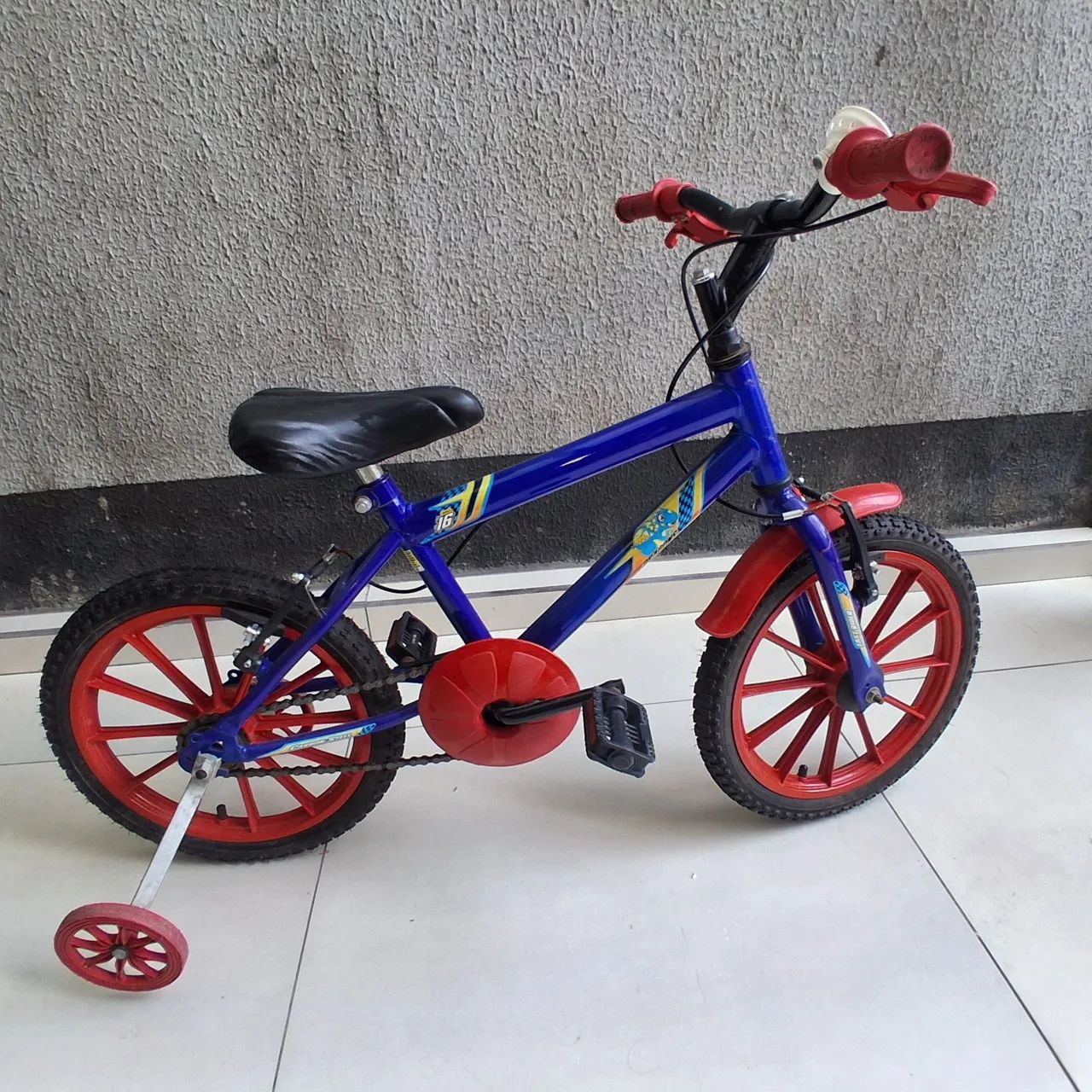 Bicicleta Infantil Aro 16 Azul e Vermelha - Praticamente Nova! - Foto 2