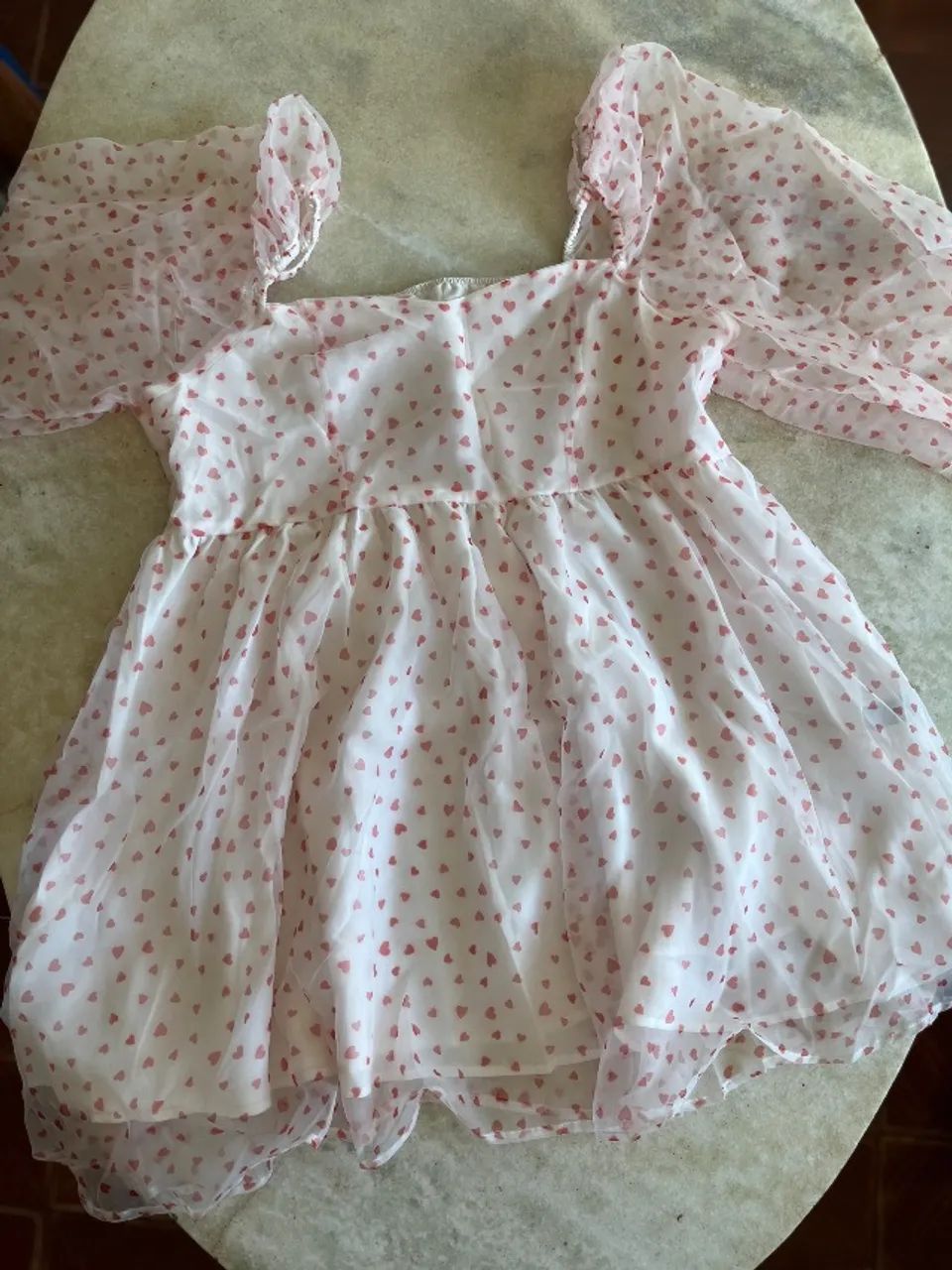Vestido branco com corações rosa e mangas bufantes - Foto 4