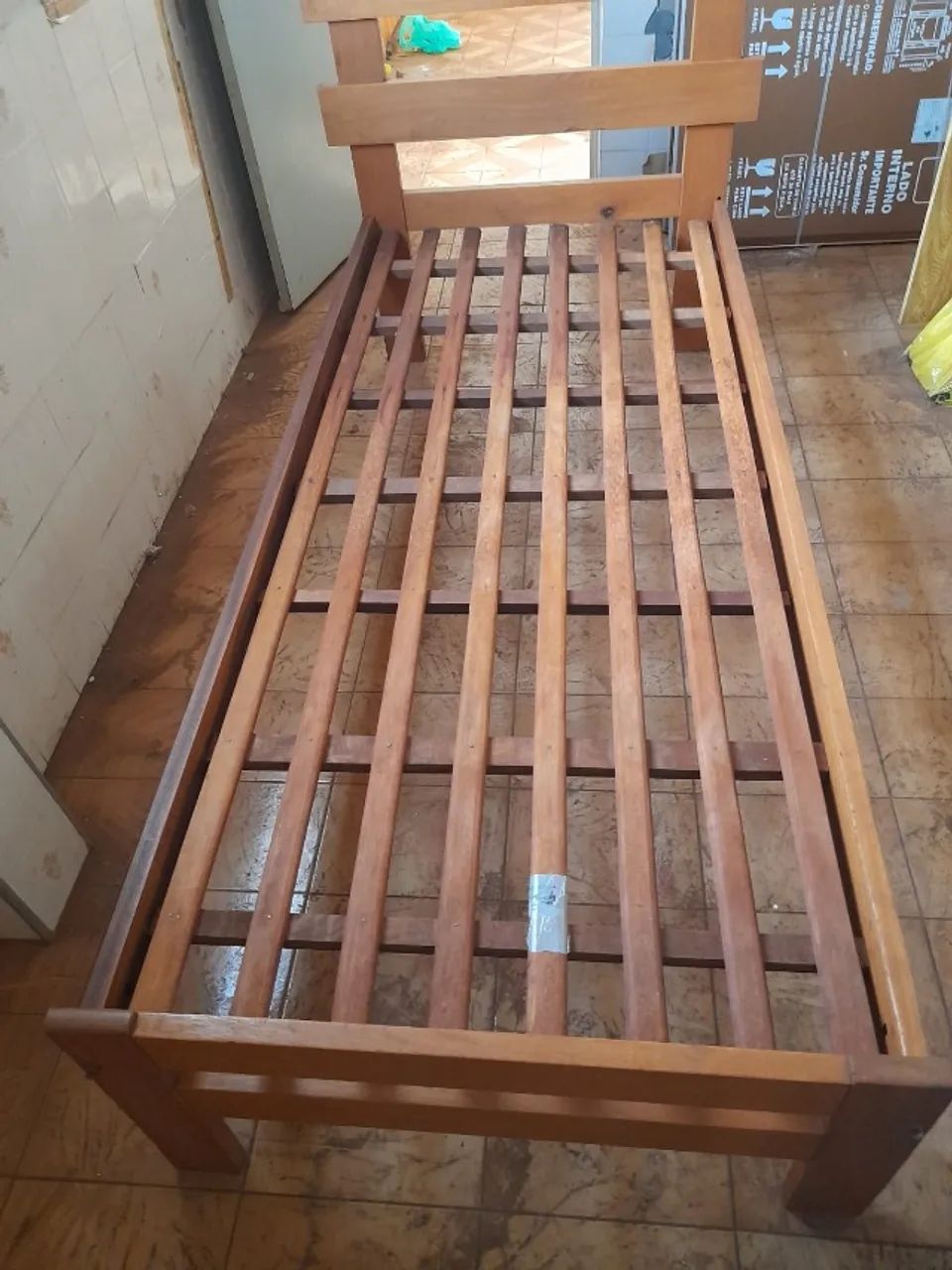 Cama solteiro de madeira