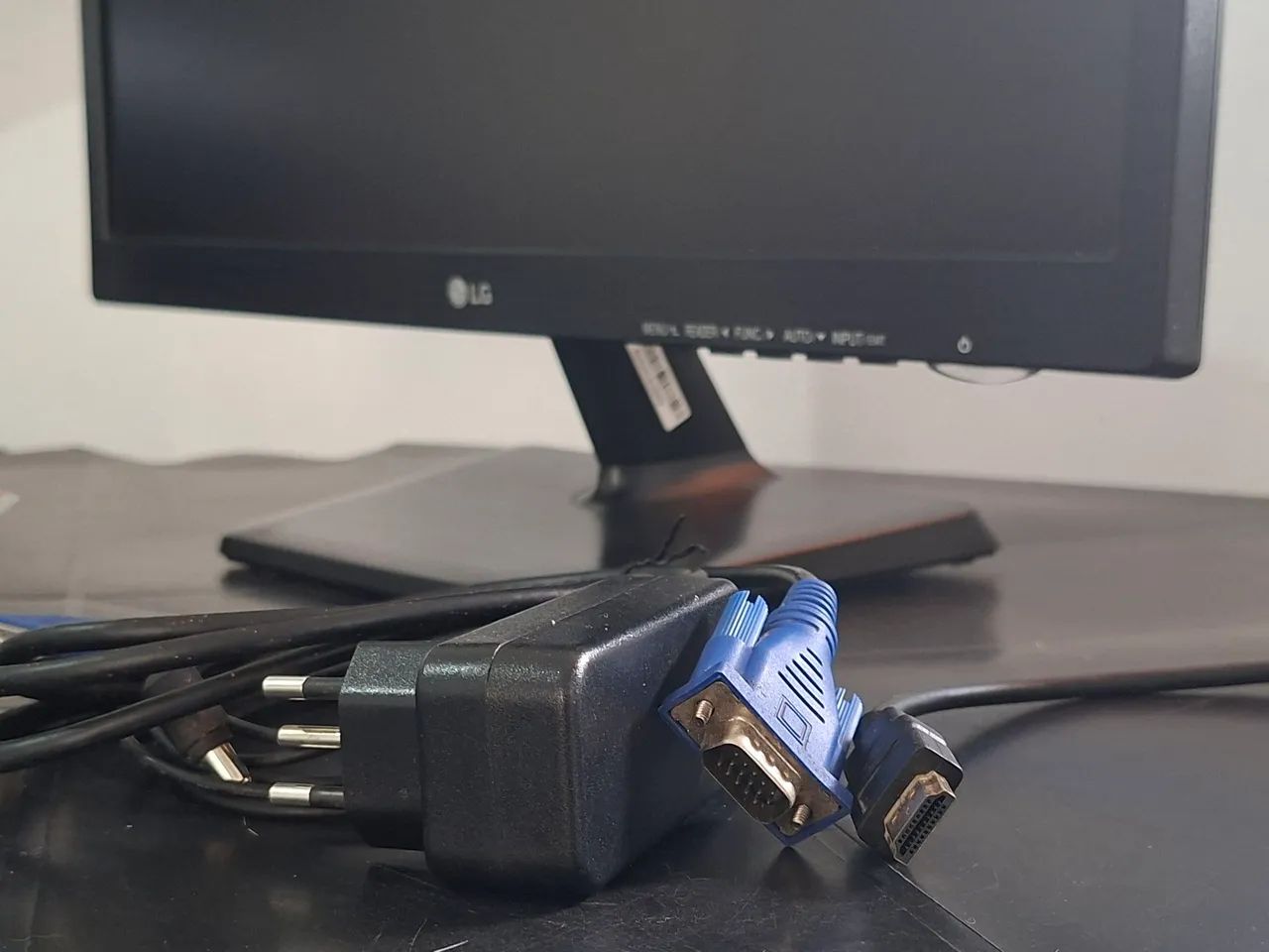 Monitor LED LG 19.5" Flatron + Adaptador HDMI/VGA + Cabos - Foto 2