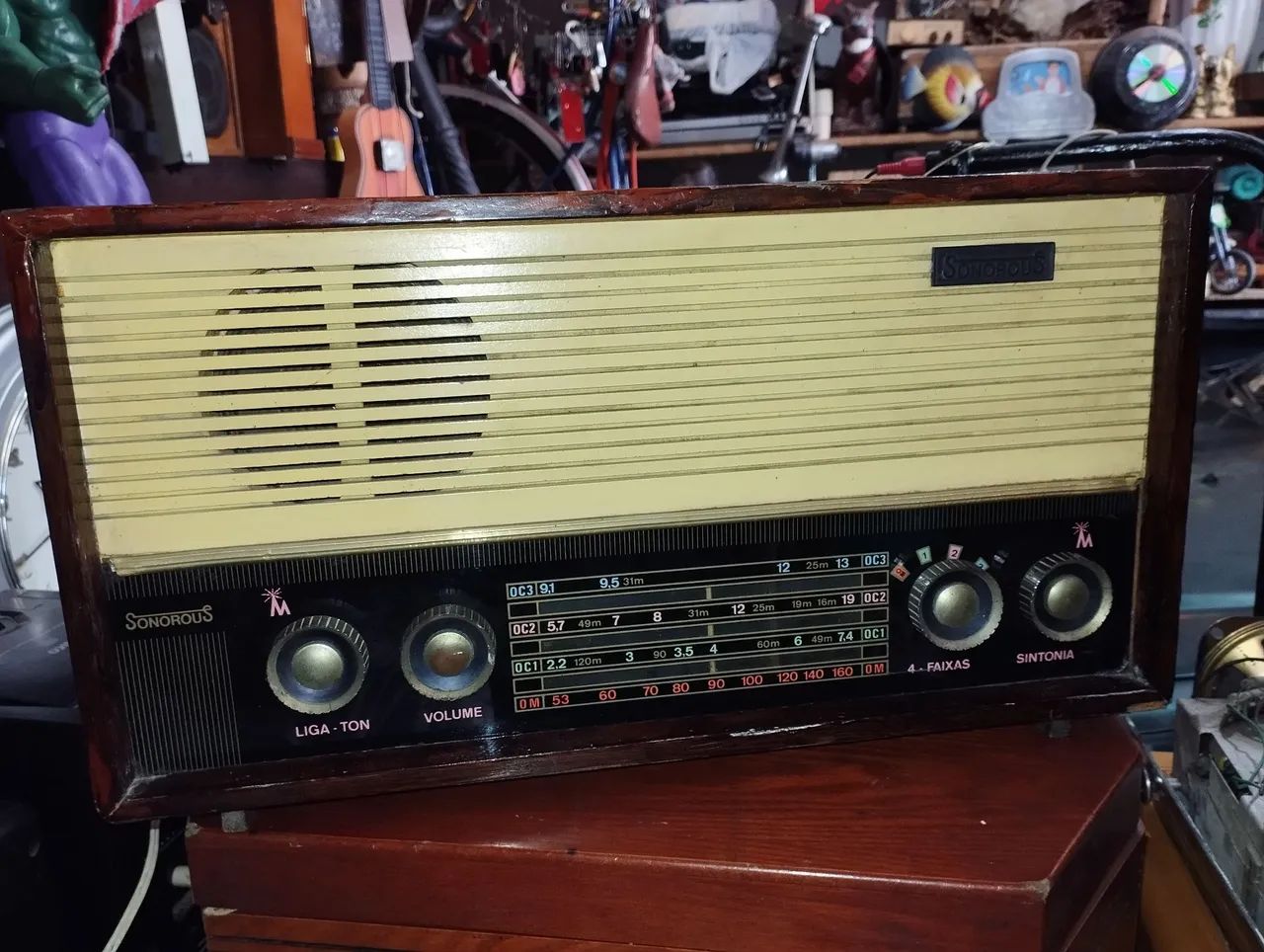 Rádio antigo Sonorous caixa de madeira, original..