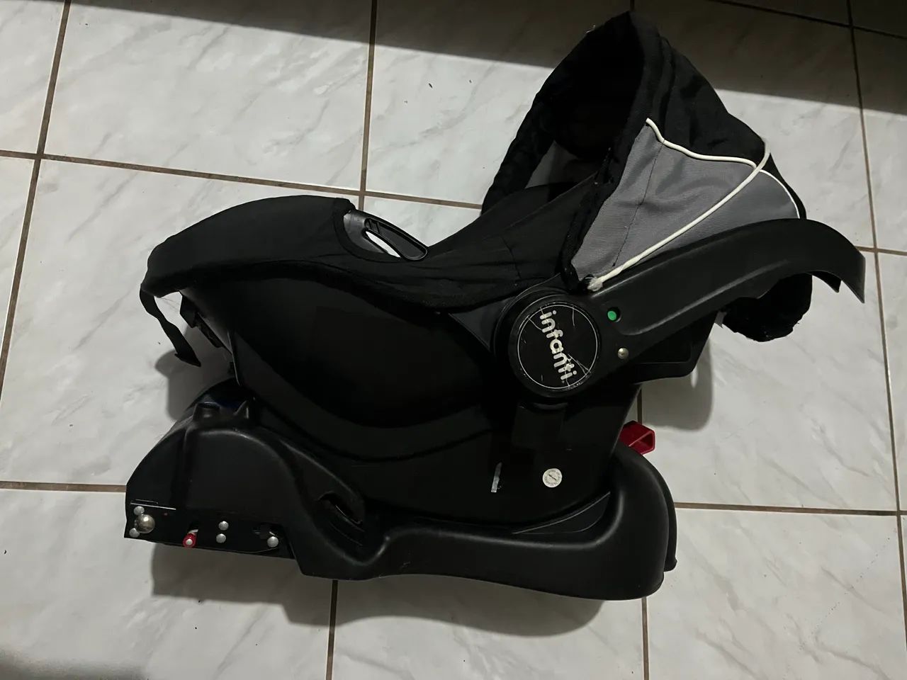 Bebê conforto com base ISOFIX marca INFANTI - Foto 2