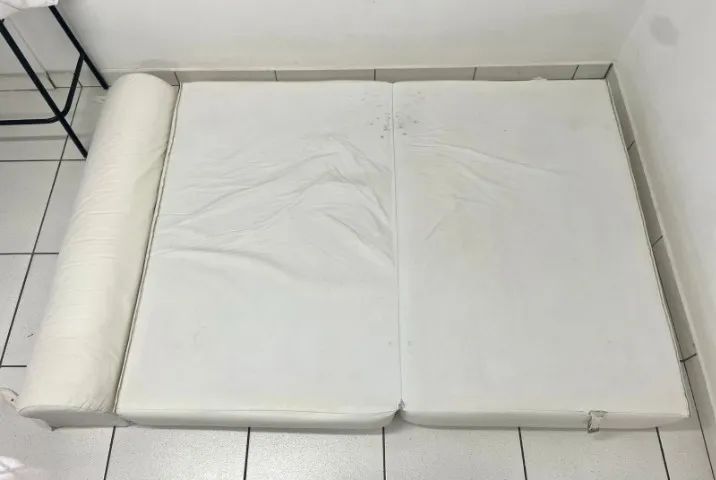 Sofá-cama branco usado - Foto 3