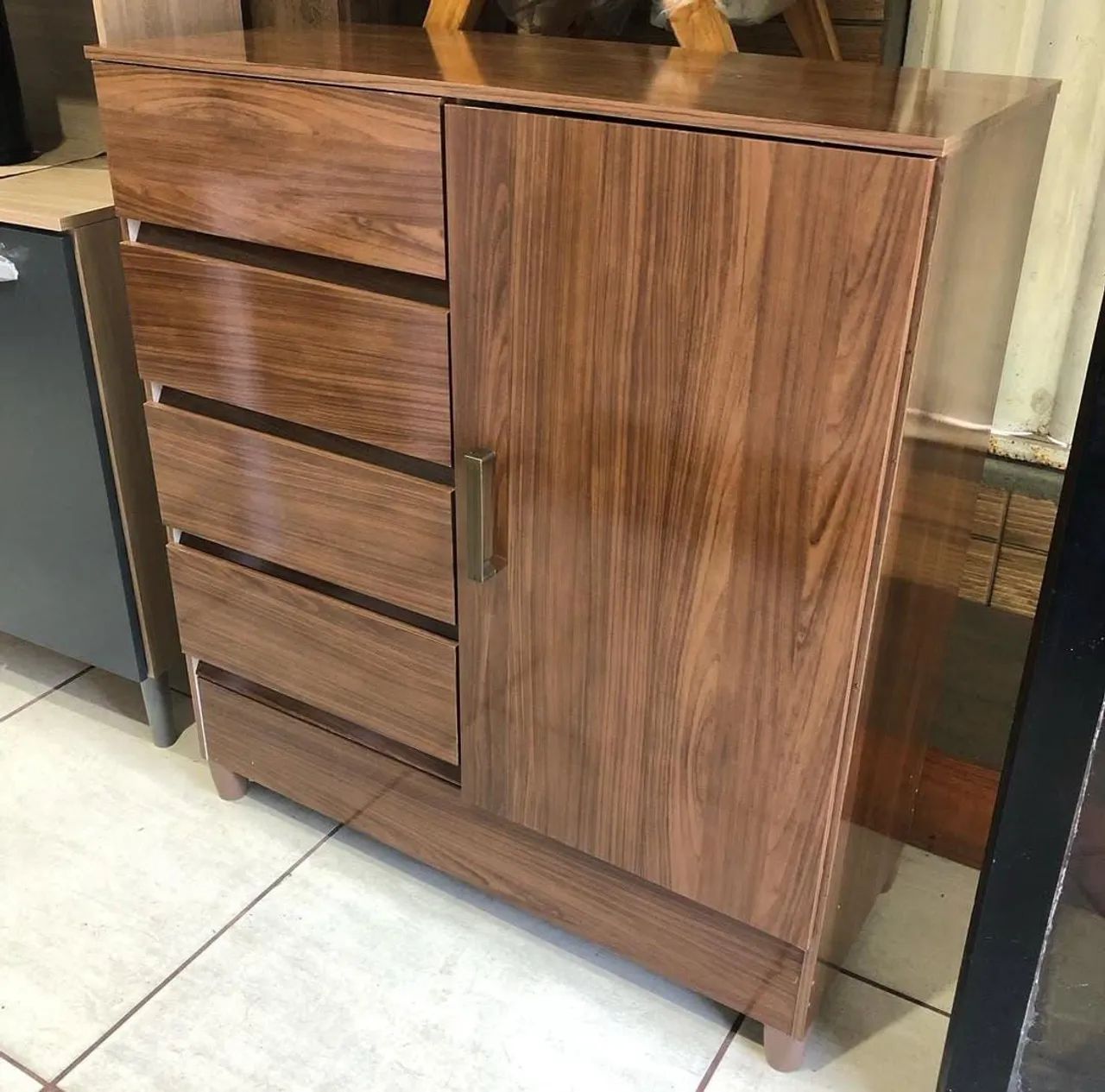Cômoda Amadeirada 4 Gavetas e 1 Porta - Ótimo Estado