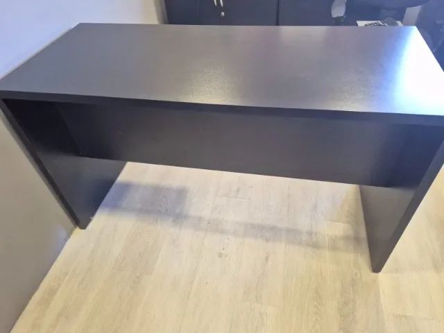 Mesa de escritório preta 1,41 x 0,59 - Foto 2