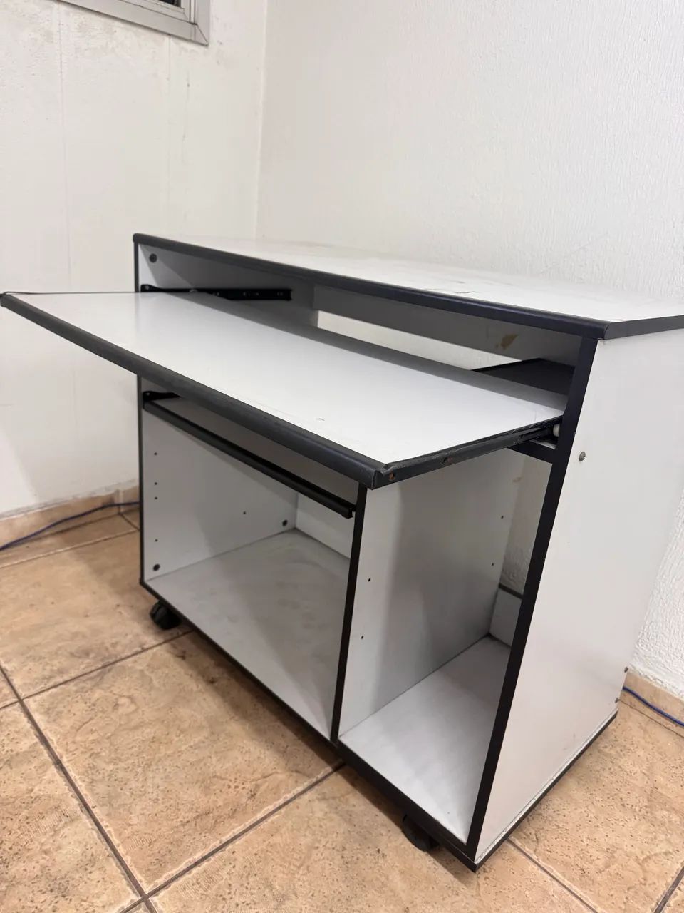Mesa para Computador - Escrivaninha (Cinza com preto) - Foto 4