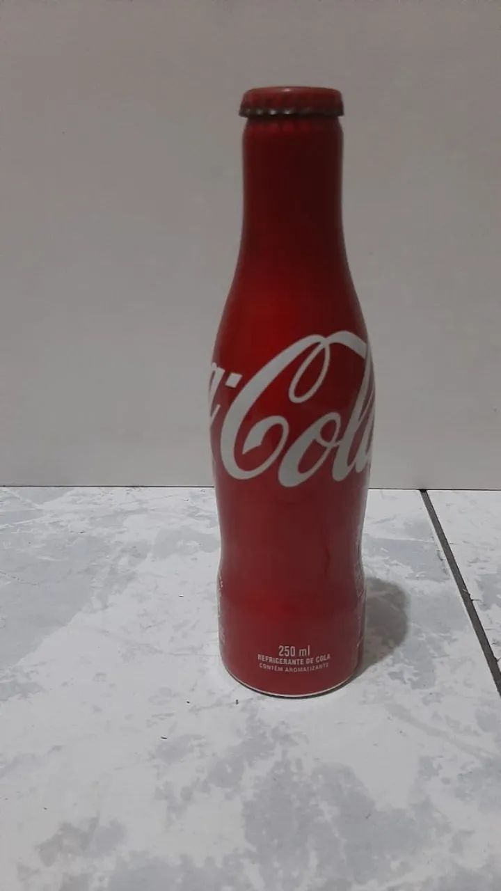 Par de Garrafas de Alumínio Decorativas Coca-Cola - Foto 3