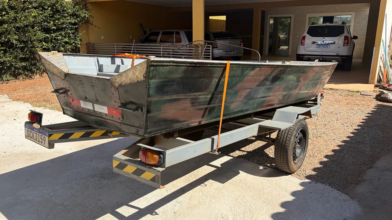 Vendo conjunto de barco 5m e carretinha emplacada - Foto 5