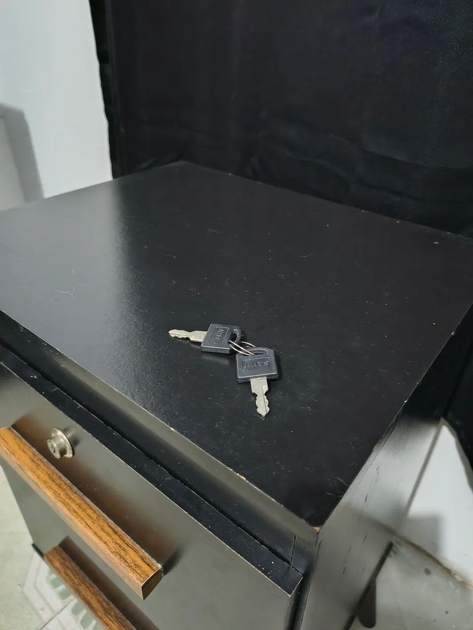 Mesa de cabeceira com chave - Foto 5