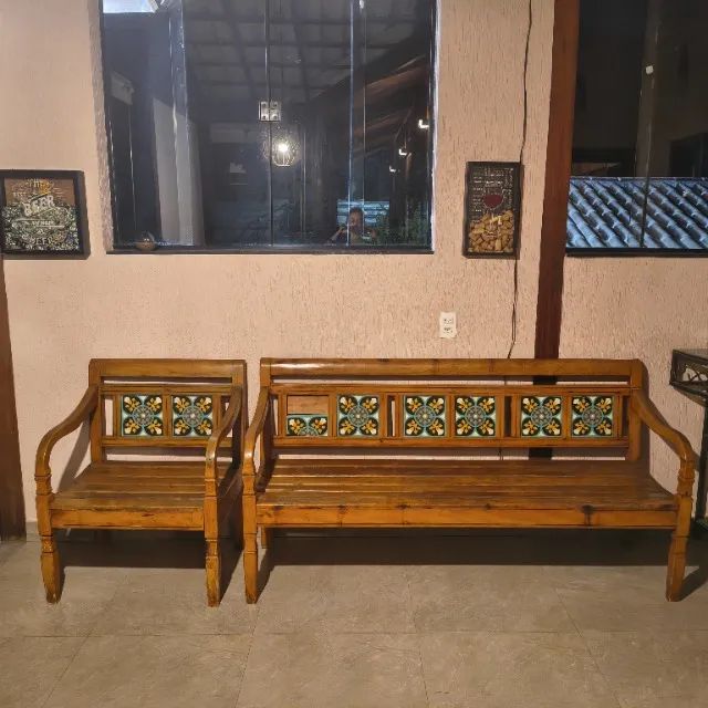 Conjunto de banco e poltronas de madeira