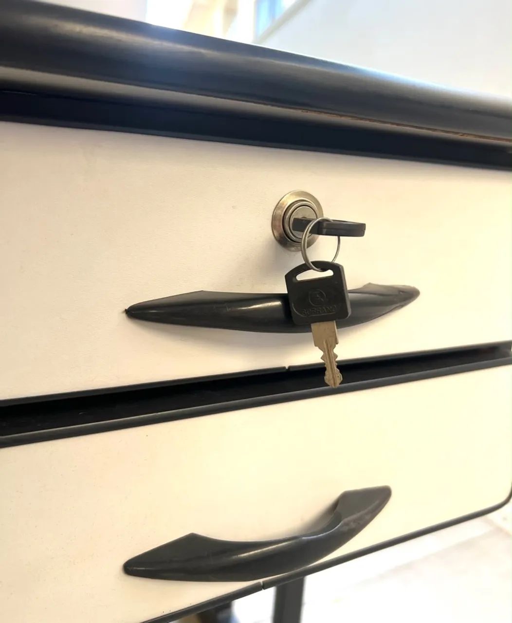 Mesa de escritório em L branca - Foto 4