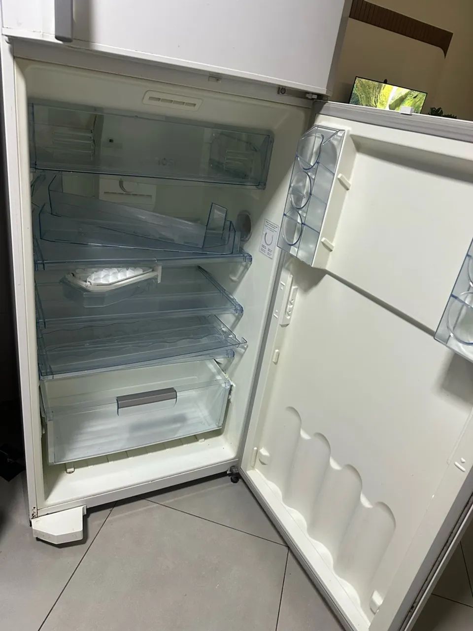 Vendo geladeira em ótimo estado funcionando perfeitamente 