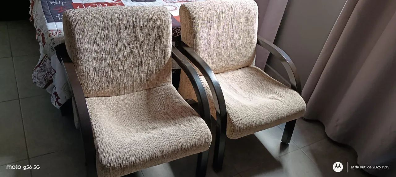PAR DE POLTRONAS MUITO BONITO 