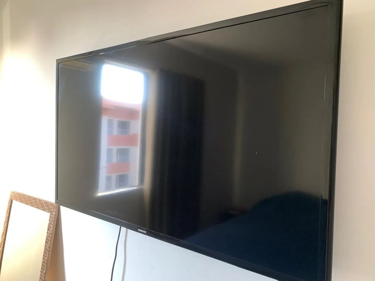 Smart tv 40 polegadas com a tela escura 