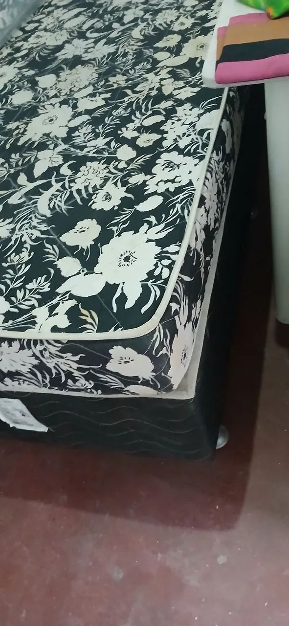 Vendo uma cama de solteiro bem conservado barato 