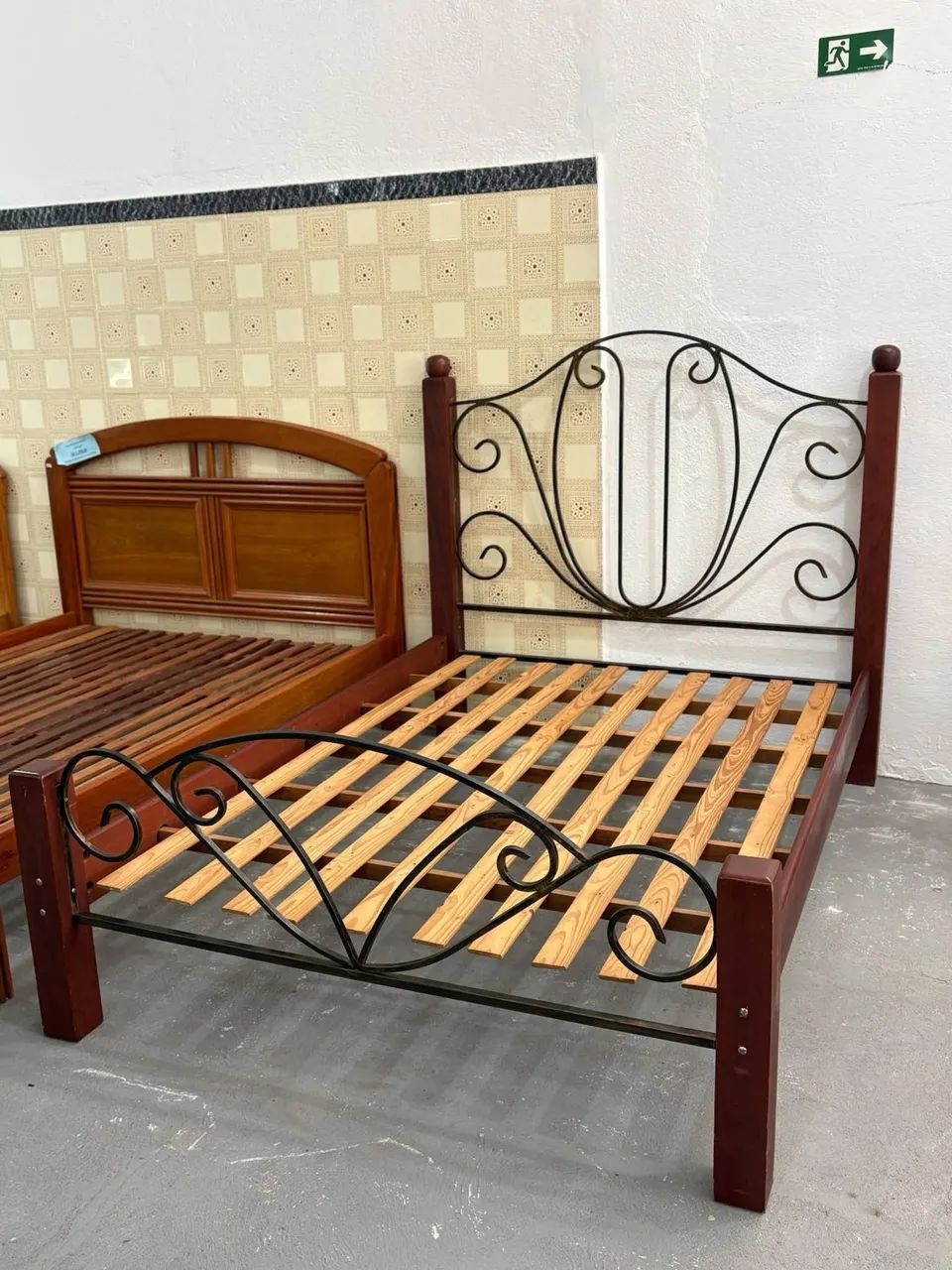 Cama de casal com pés e cabeceira de ferro - Foto 3