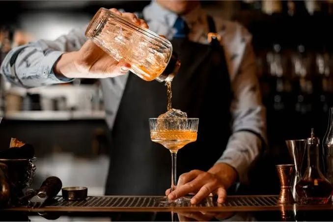 Contrata-se barman com experiência 