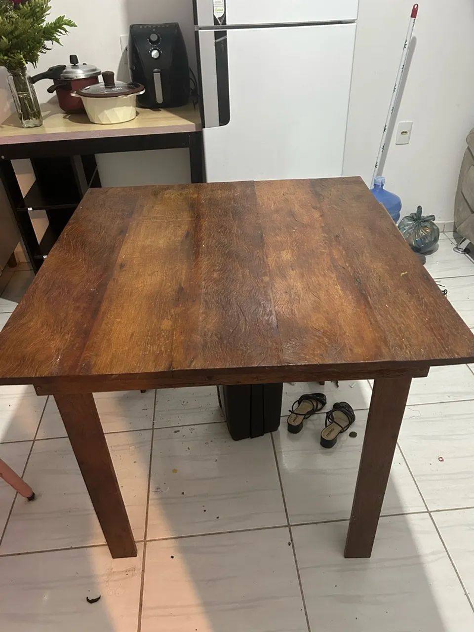 Mesa de Madeira Maciça, com duas cadeiras