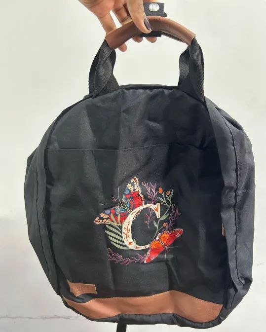 mochila go case preta letra c
