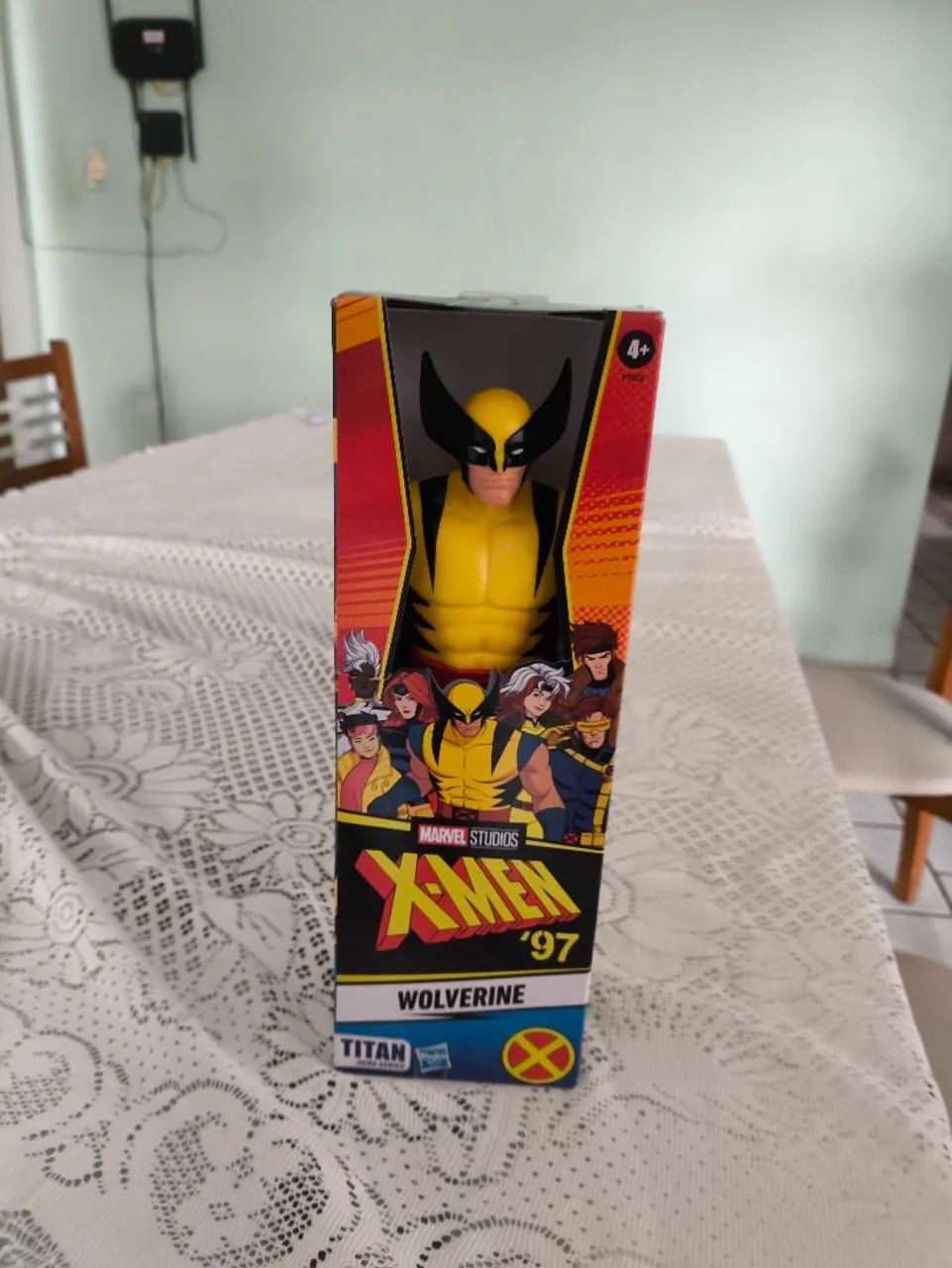 Boneco wolwerine X-Men 97 na caixa