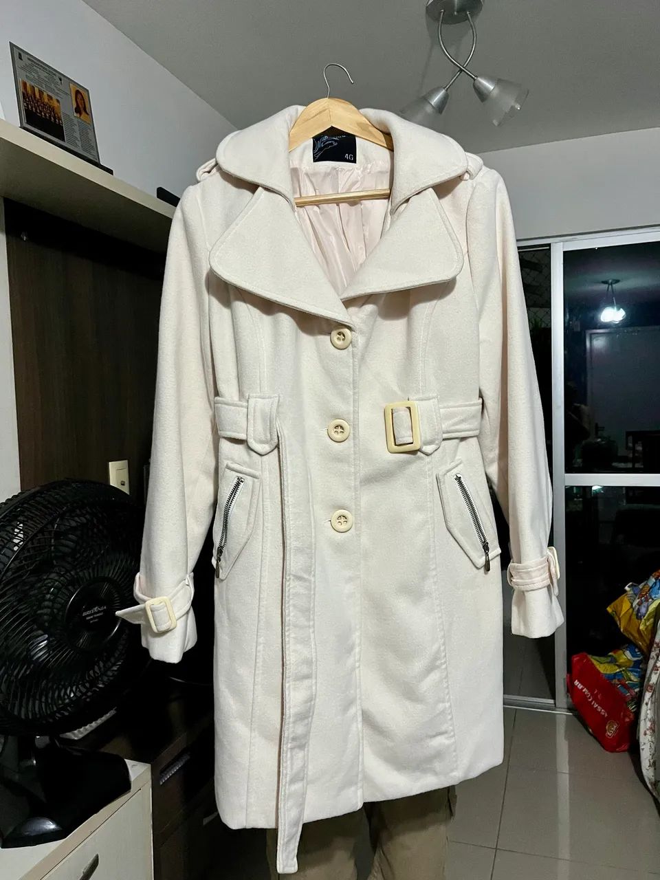 Sobretudo Feminino Off-White de Lã com Cinto e Fivela