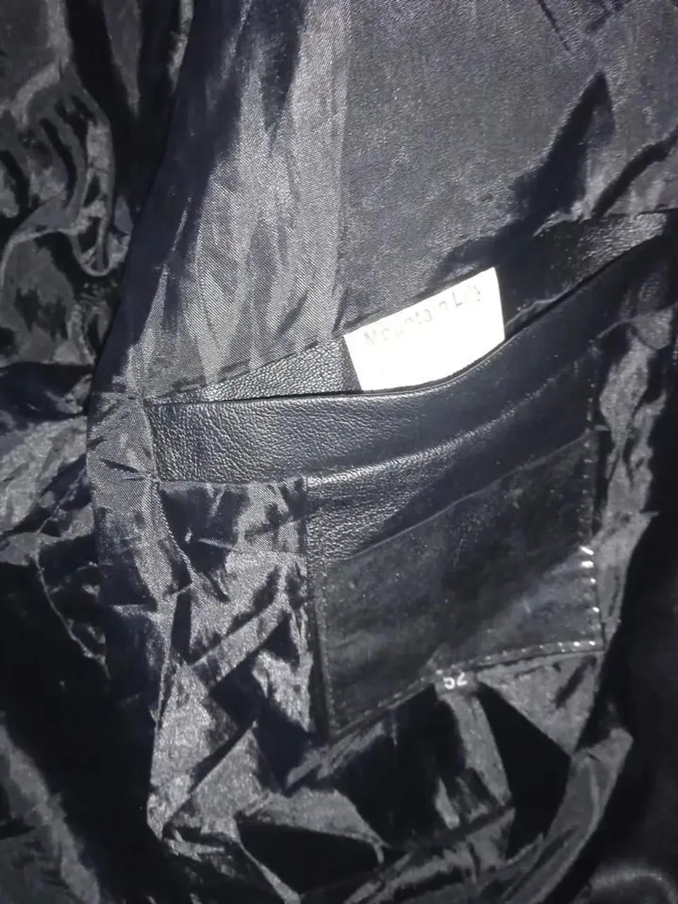 JAQUETA DE COURO PRETA COM BOLSOS INTERNOS  - Foto 2