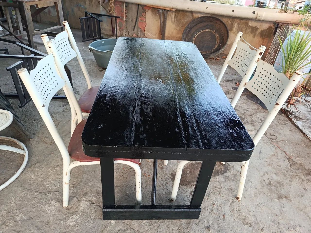 Mesa com cadeira em madeira reforçada 