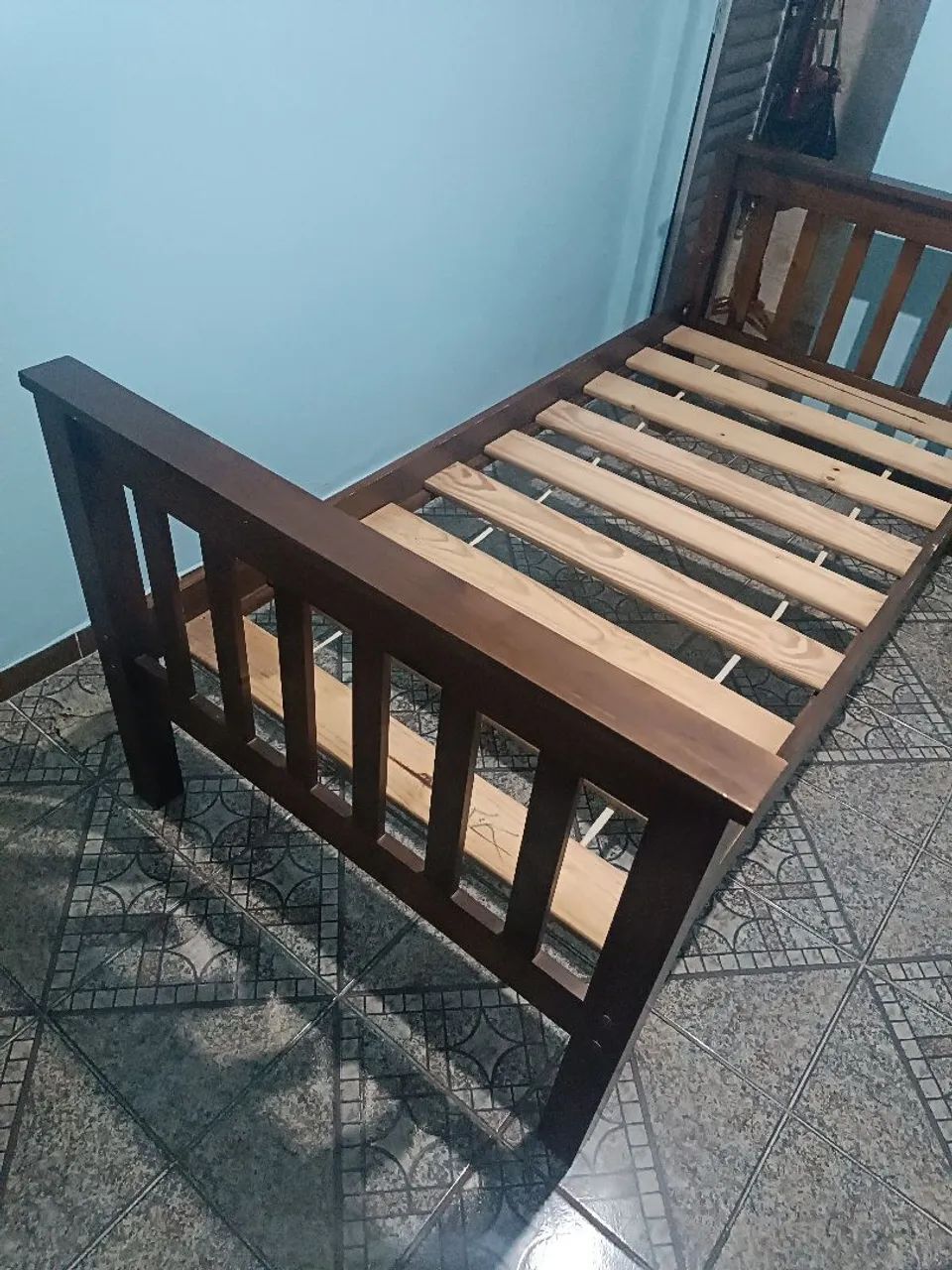Cama solteiro em madeira. - Foto 2