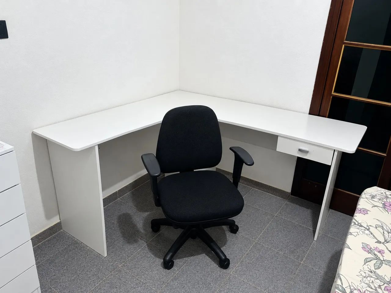 Mesa L com cadeira