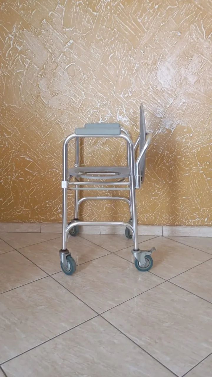 vende-se cama hospitalar e cadeira de banho - Foto 5